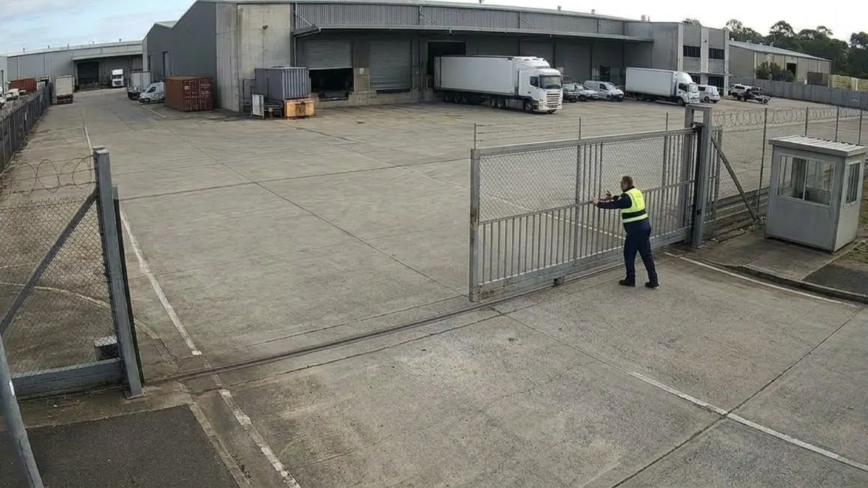 Dieselbe Torkamera wenige Minuten später: eine Wachperson in Warnweste schiebt das Tor zu
